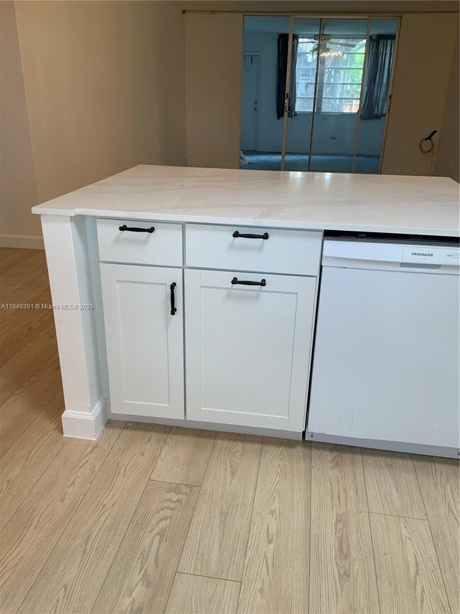 443 NE 195th St in Miami, FL - Foto de edificio - Building Photo