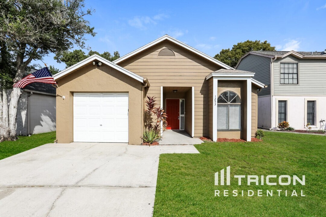 1253 Ashworth Dr in Apopka, FL - Building Photo