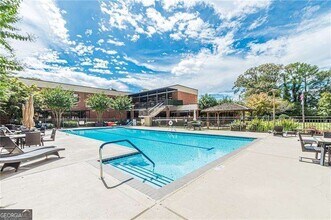 300 Johnson Ferry Rd, Unit A610 in Sandy Springs, GA - Foto de edificio - Building Photo