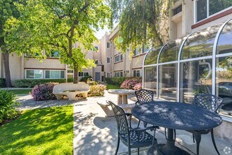 5405 Lindley Avenue in Tarzana, CA - Foto de edificio - Building Photo