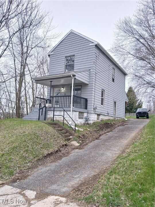 22 Snyder Ave in Struthers, OH - Building Photo
