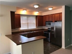 5321 Warminster Dr, Unit 305 in Virginia Beach, VA - Foto de edificio - Building Photo
