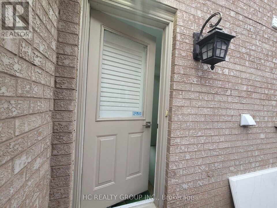 44 Dorothy Britton Dr in Markham, ON - Building Photo