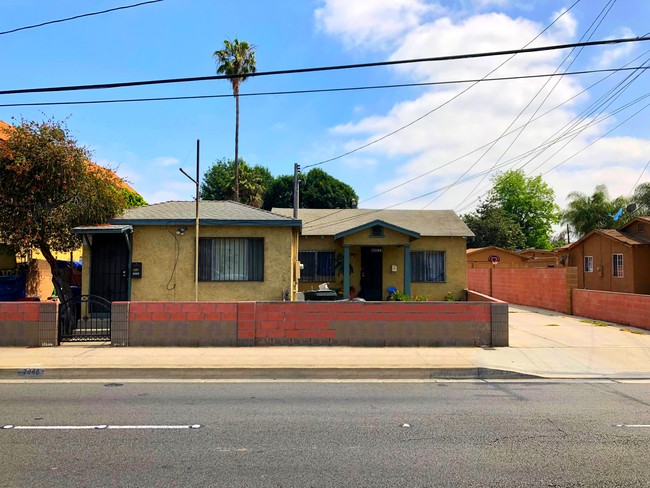 7042 Somerset Blvd in Paramount, CA - Building Photo - Building Photo