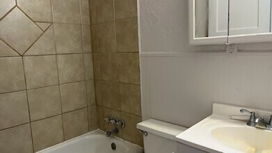 210 W Kittyhawk Dr in Midwest City, OK - Building Photo - Building Photo