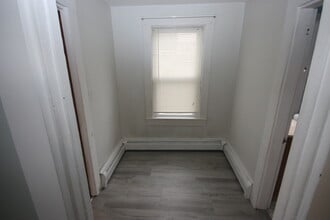 43 Congregational St, Unit 1 in Bristol, RI - Building Photo - Building Photo