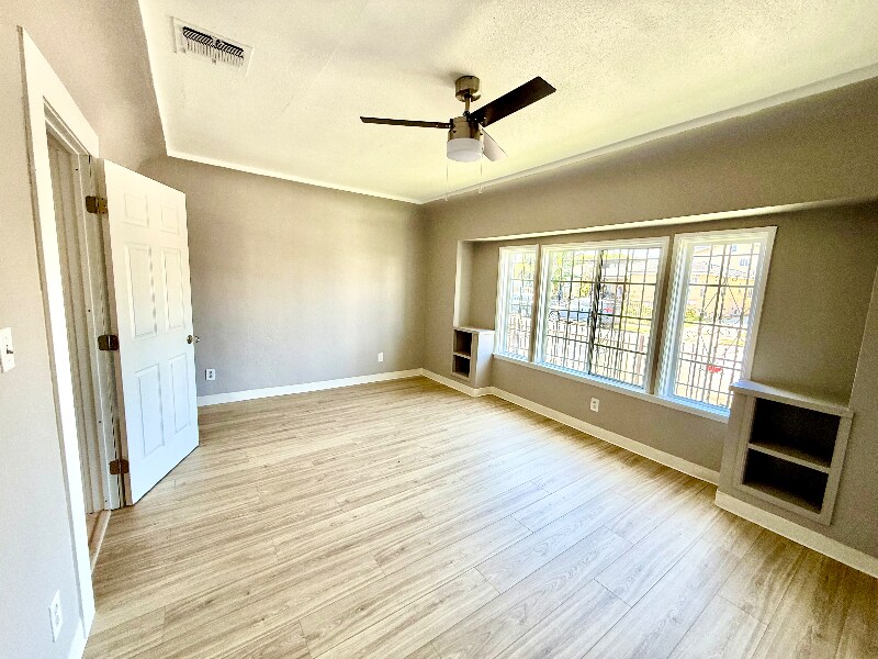 536 W 77th St in Los Angeles, CA - Building Photo