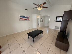 4854 Kingston Cir in Kissimmee, FL - Foto de edificio - Building Photo