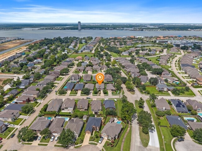 property at 2088 Silverthorn Ln