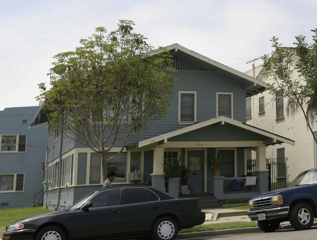 234 E 12th St in Long Beach, CA - Foto de edificio - Building Photo