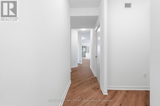 395 Dundas St W in Oakville, ON - Building Photo - Building Photo