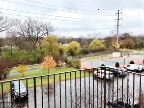 1304 W Medicine Lake Dr-Unit -306 in Minneapolis, MN - Building Photo - Building Photo