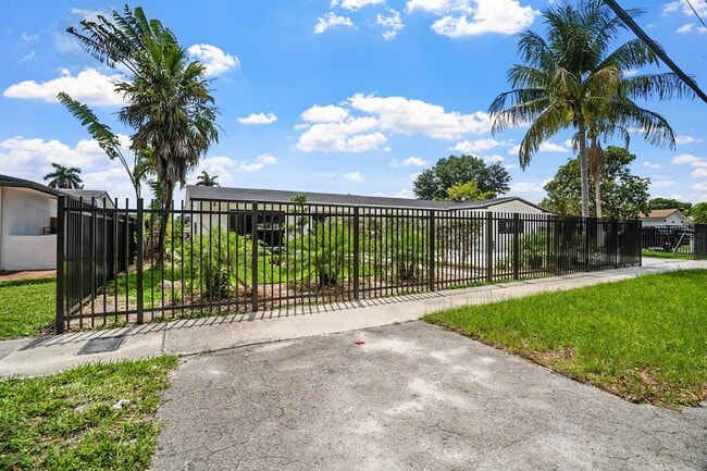1860 NE 199th St in Miami, FL - Building Photo - Building Photo