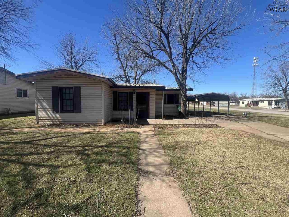 400 S Colorado St in Iowa Park, TX - Building Photo