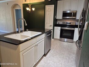 8539 Gate Pkwy W in Jacksonville, FL - Building Photo - Building Photo