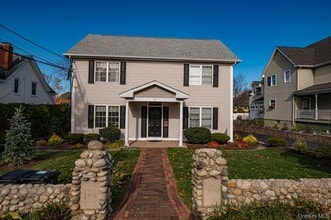 17 Fairview St in Huntington, NY - Building Photo - Building Photo