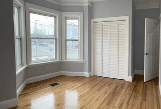 30 Julian St, Unit 3 in Boston, MA - Foto de edificio - Building Photo