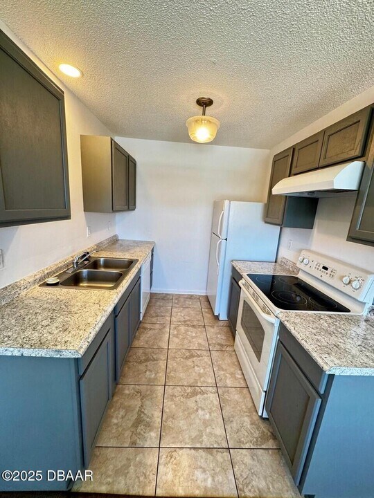 840 Center Ave in Holly Hill, FL - Building Photo