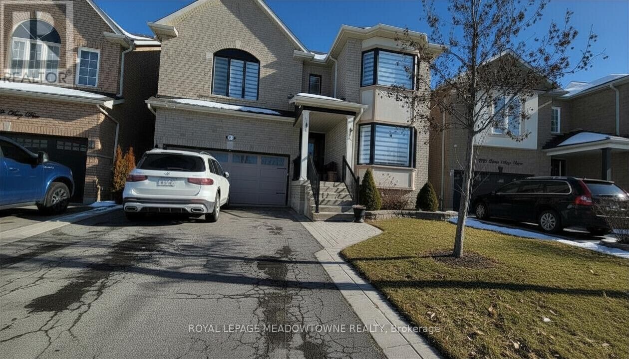 259 Queen Mary Dr in Brampton, ON - Building Photo
