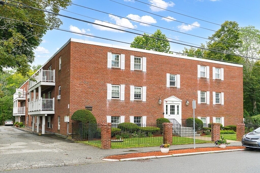 276 Albion St in Wakefield, MA - Building Photo