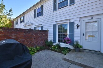 15 Yorktown Dr in Springfield, MA - Building Photo - Building Photo