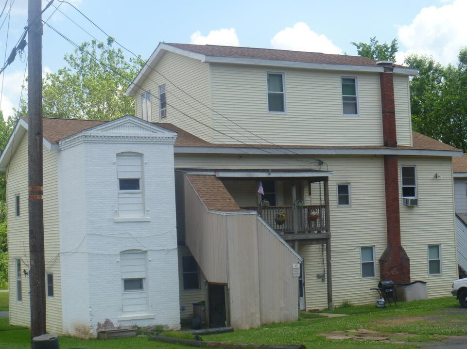 406 Berlin St in East Berlin, CT - Building Photo