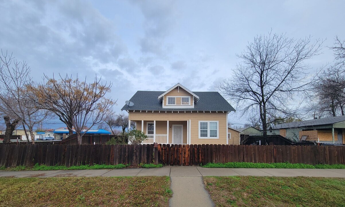 1522 Marin St in Corning, CA - Building Photo