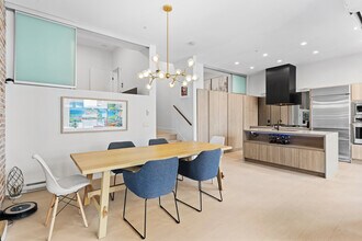 300 Salter St in New Westminster, BC - Building Photo - Building Photo