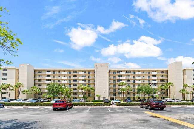 2400 DC Country Club Boulevard in Deerfield Beach, FL - Building Photo - Building Photo