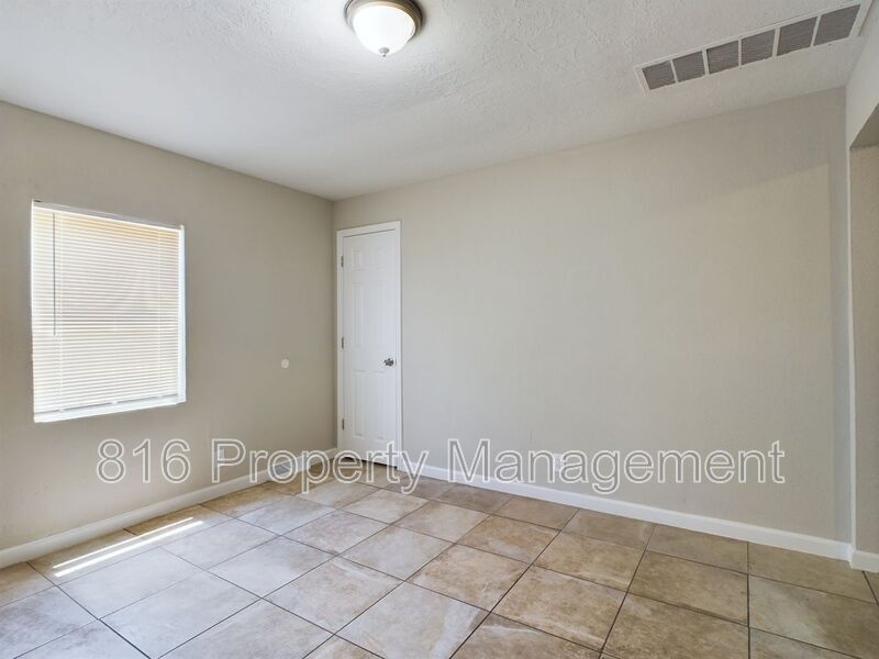 8720 E Winner Rd in Kansas City, MO - Building Photo