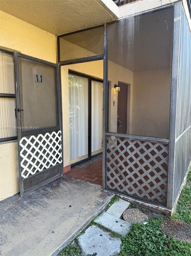 6545 W 27th Ct, Unit 11-47 in Hialeah, FL - Building Photo - Building Photo