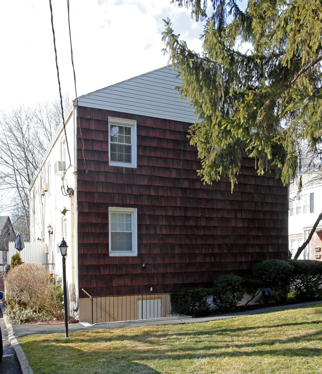 Bronxville Gardens in Bronxville, NY - Building Photo - Building Photo