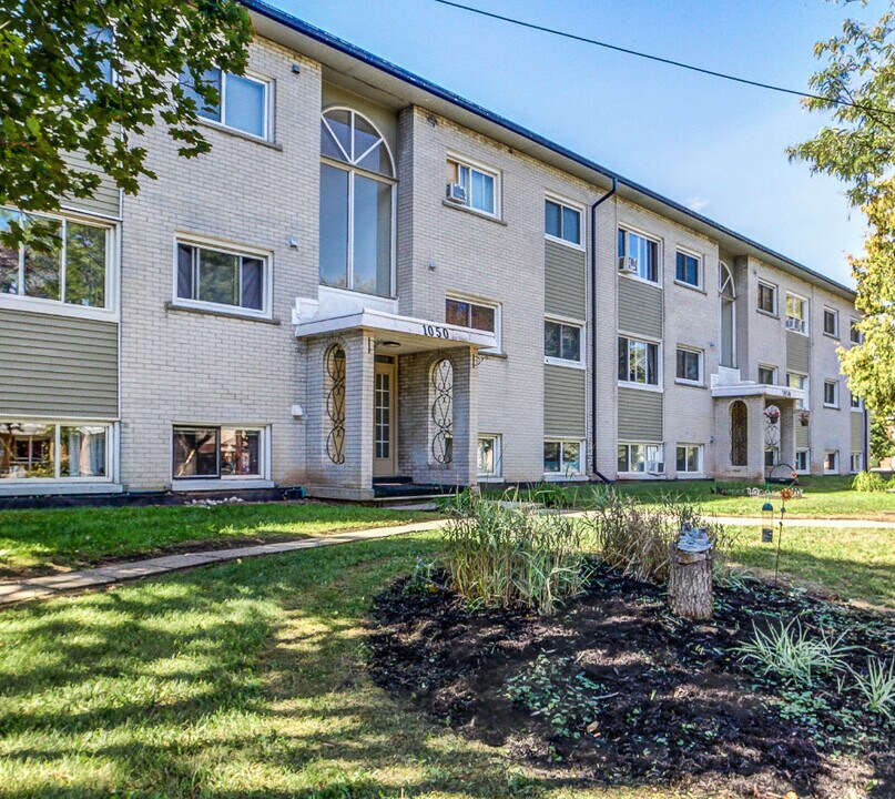 Parkland Apartments in Burlington, ON - Building Photo