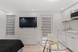 5855 SW 62nd St in Miami, FL - Foto de edificio - Building Photo