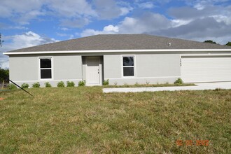 3949 SW Savona Blvd in Port St. Lucie, FL - Building Photo - Building Photo