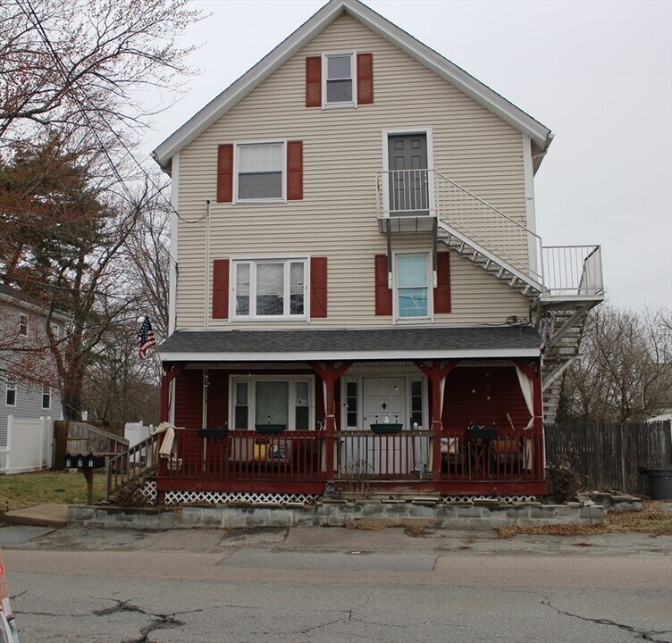 69 W Carpenter St in Attleboro, MA - Building Photo