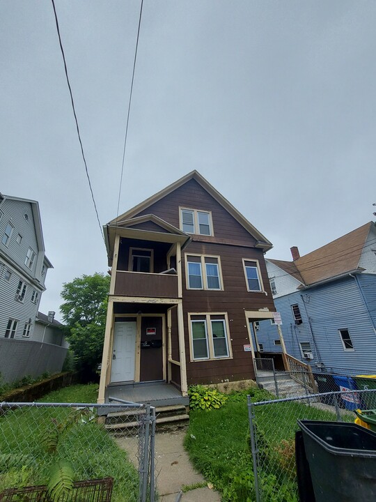 136 Griggs St in Waterbury, CT - Building Photo