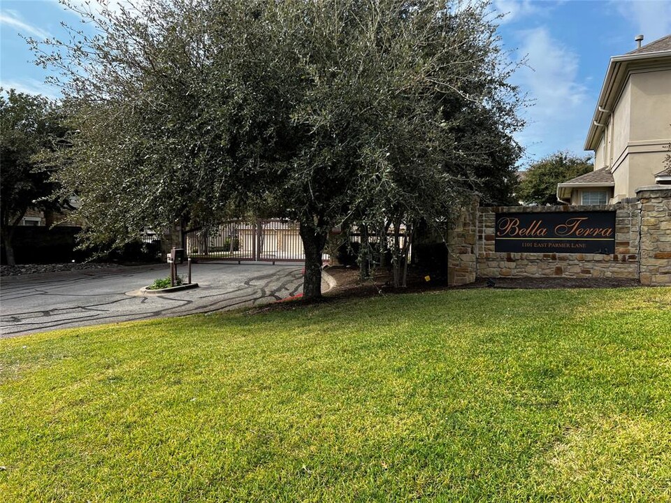 1101 E Parmer Ln in Austin, TX - Building Photo