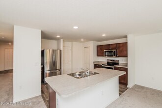 3270 Hale Ave in Palm Bay, FL - Foto de edificio - Building Photo