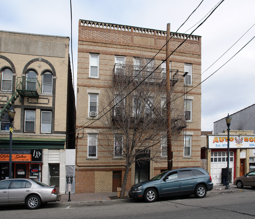 108 60th St in West New York, NJ - Building Photo