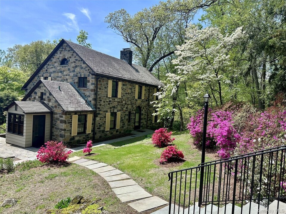 34123 Furnace Dock Rd in Cortlandt Manor, NY - Building Photo