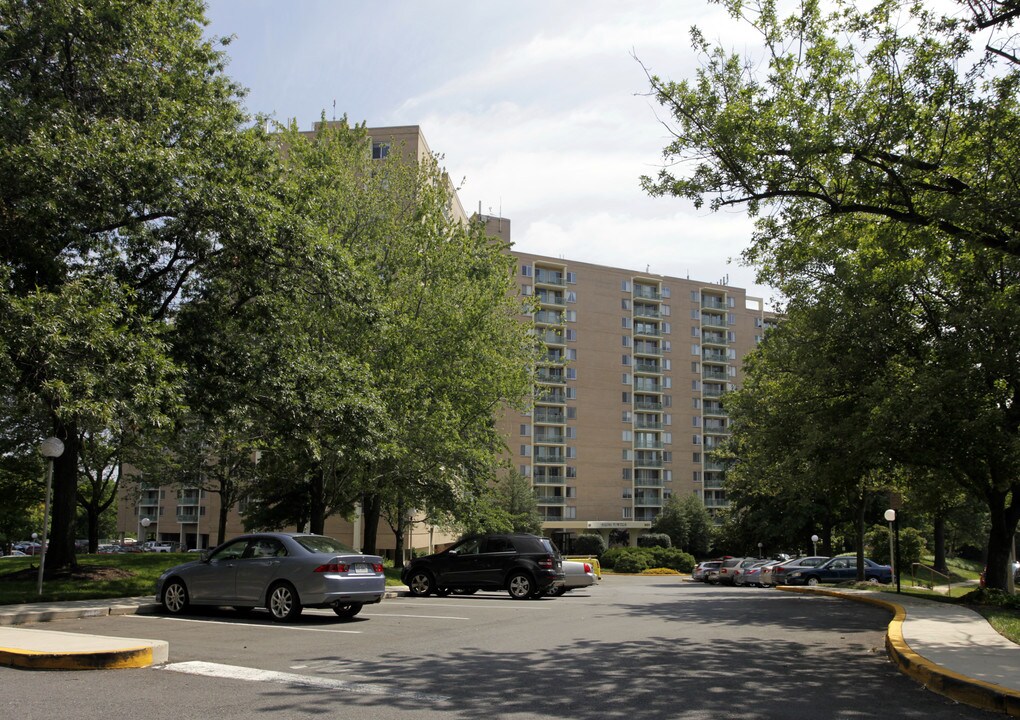 Marina Towers in Alexandria, VA - Building Photo