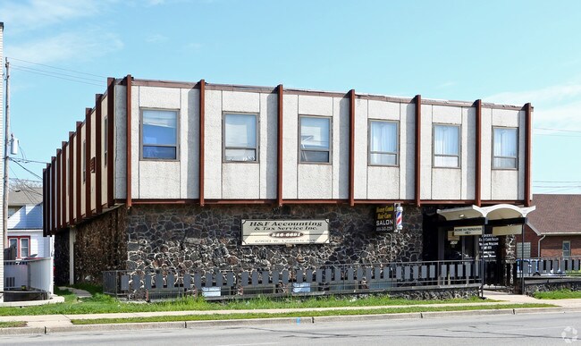 6900 W Lincoln Ave in Milwaukee, WI - Foto de edificio - Building Photo