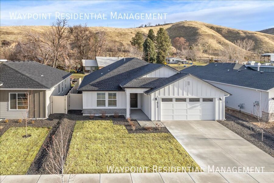 8712 W Eminence Dr in Boise, ID - Building Photo