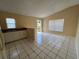 1058-1060 W 7th St in Riviera Beach, FL - Building Photo