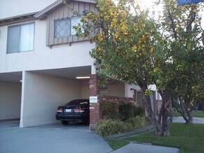 5929 Laurel Canyon Blvd in Valley Village, CA - Building Photo - Building Photo