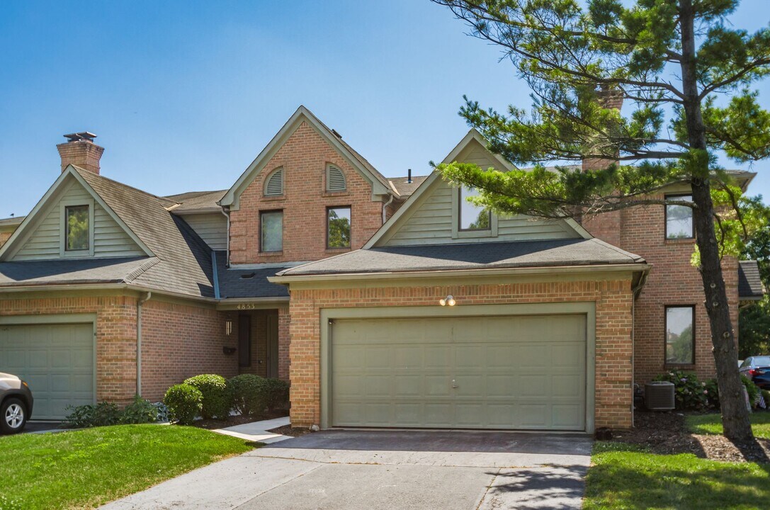 4857 Dierker Rd in Columbus, OH - Building Photo