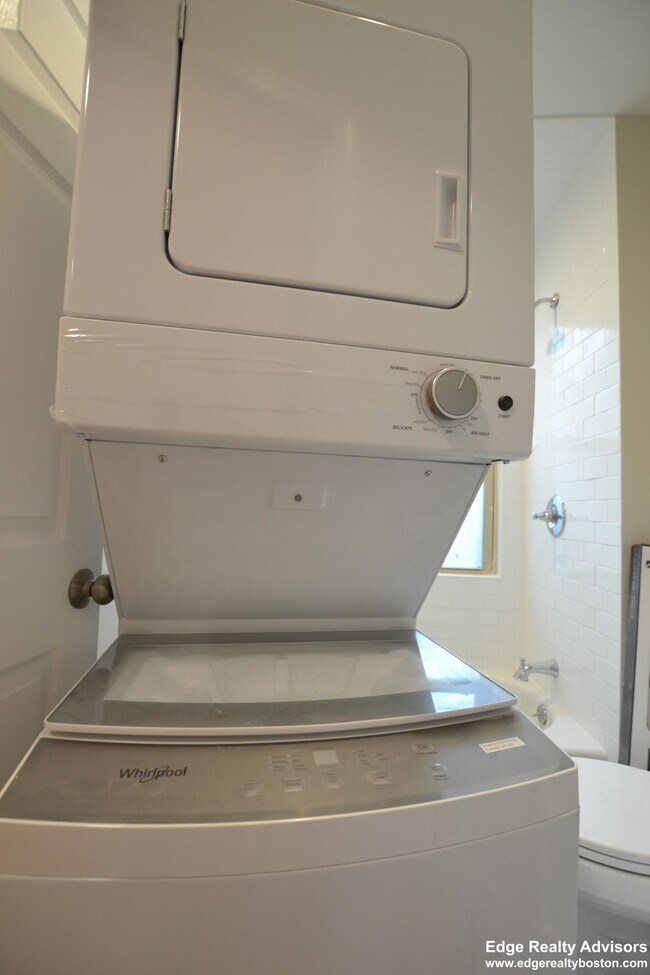 68 Foster St, Unit 1 in Boston, MA - Foto de edificio - Building Photo