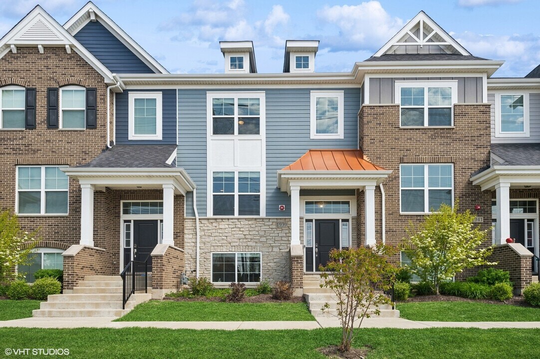 1939 Kingsley Cir in Northbrook, IL - Building Photo