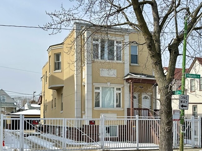 2028 N Hamlin Ave, Unit 1C in Chicago, IL - Foto de edificio - Building Photo